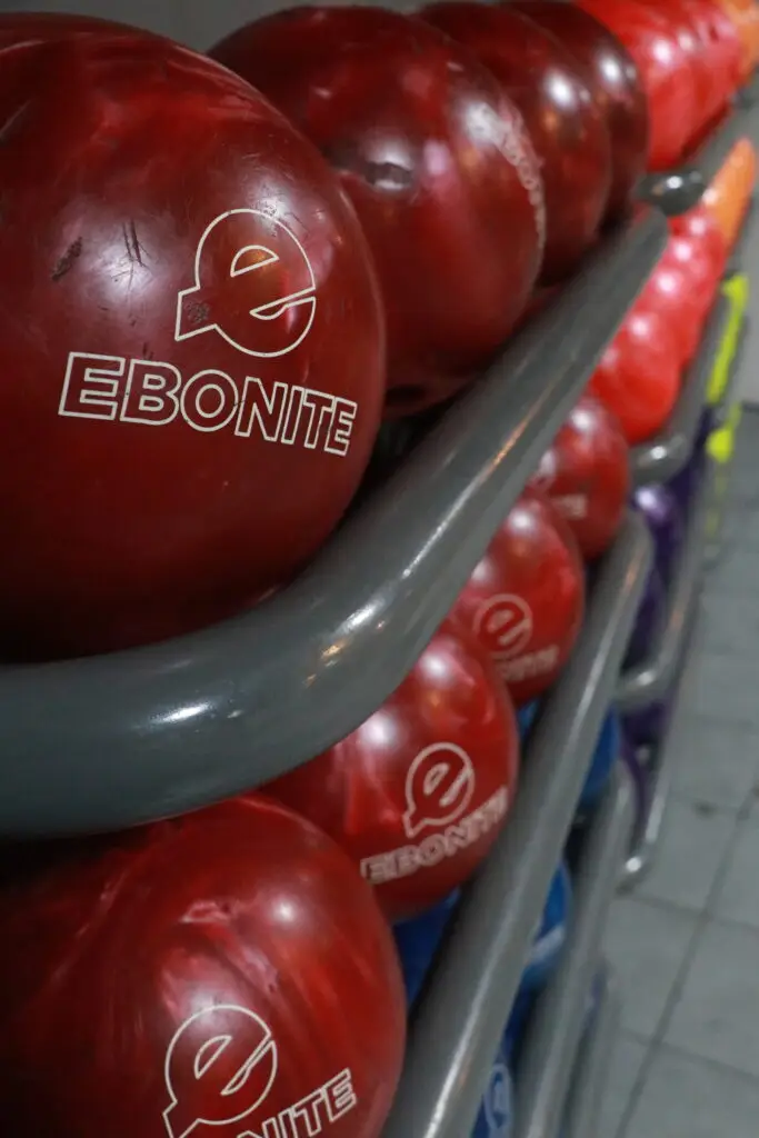 Bar con diseño espacial y luces LED