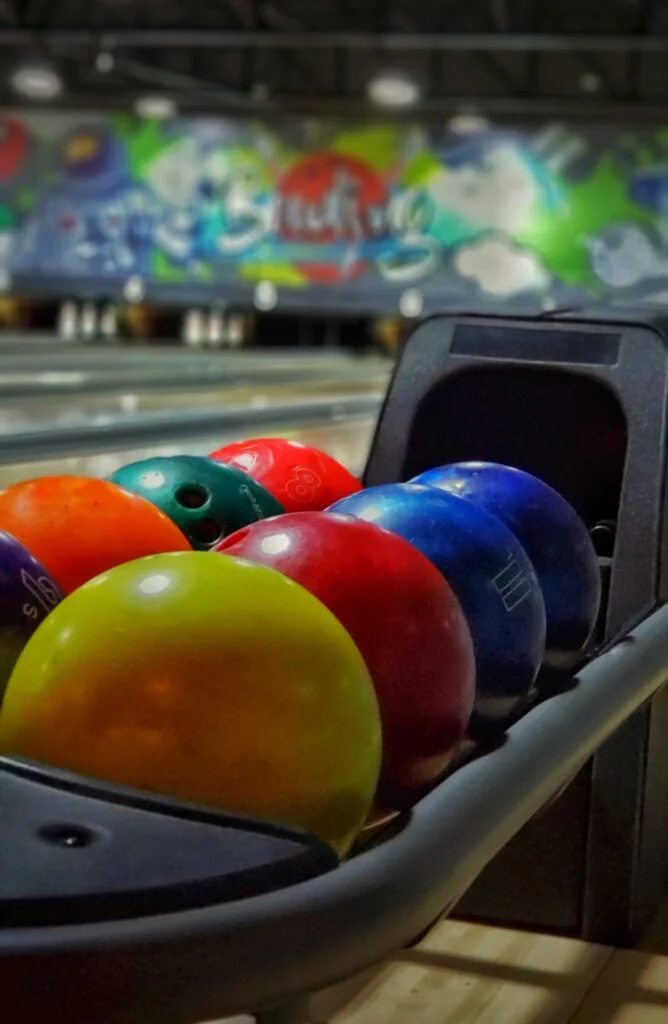 Pista de boliche con iluminación neón azul