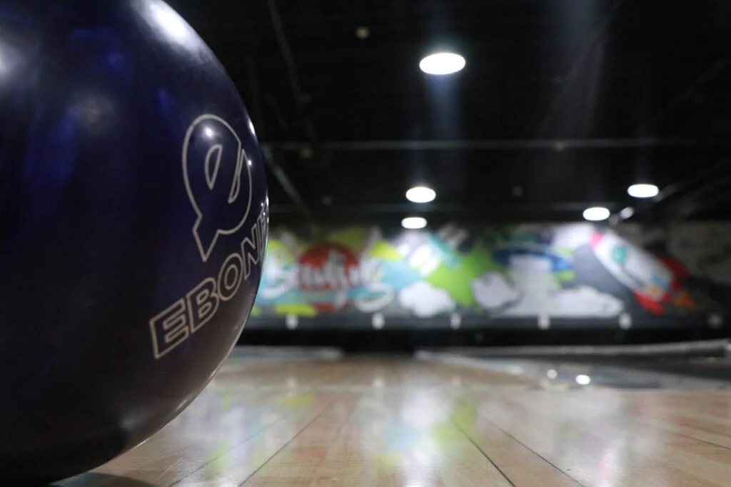 Vestíbulo con espejos y luces dinámicas