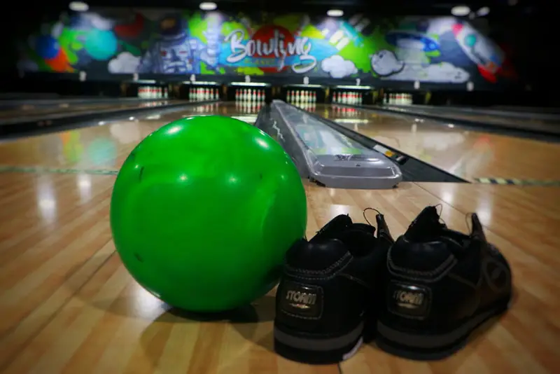 Juego de bolos con brillo neón